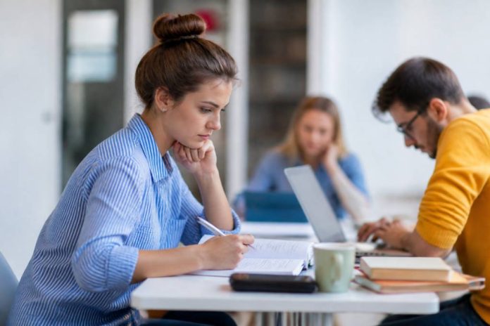 Comment choisir entre une formation publique et privée